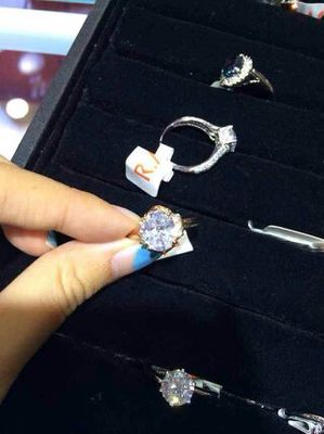 璀璨選擇 水晶戒指零售兼批發(fā)，盡享鉆石珠寶玉器之美